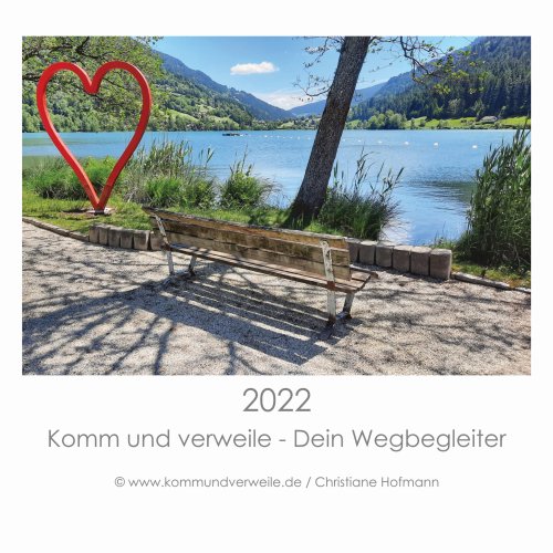 Titelblatt des Komm und Verweile Kalenders 2022, Blick auf eine Bank und einen See. Neben der Bank steht ein Herz