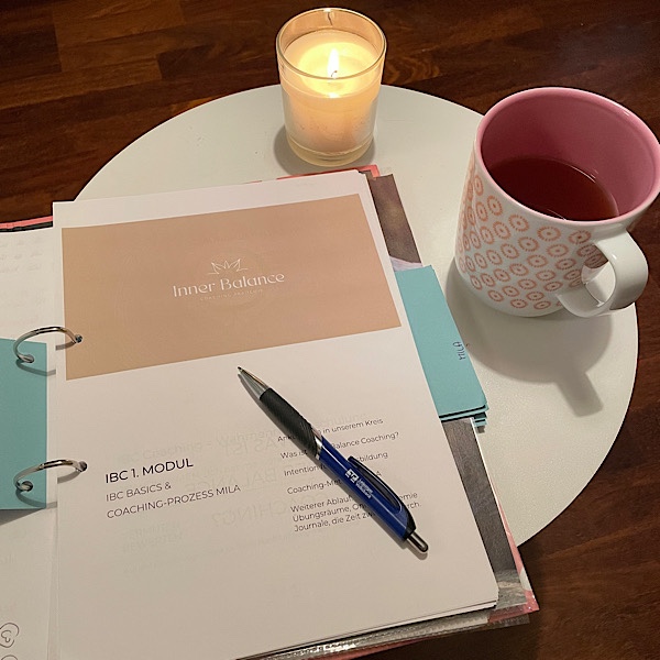 Tisch mit Kerze, Tee und Journal
