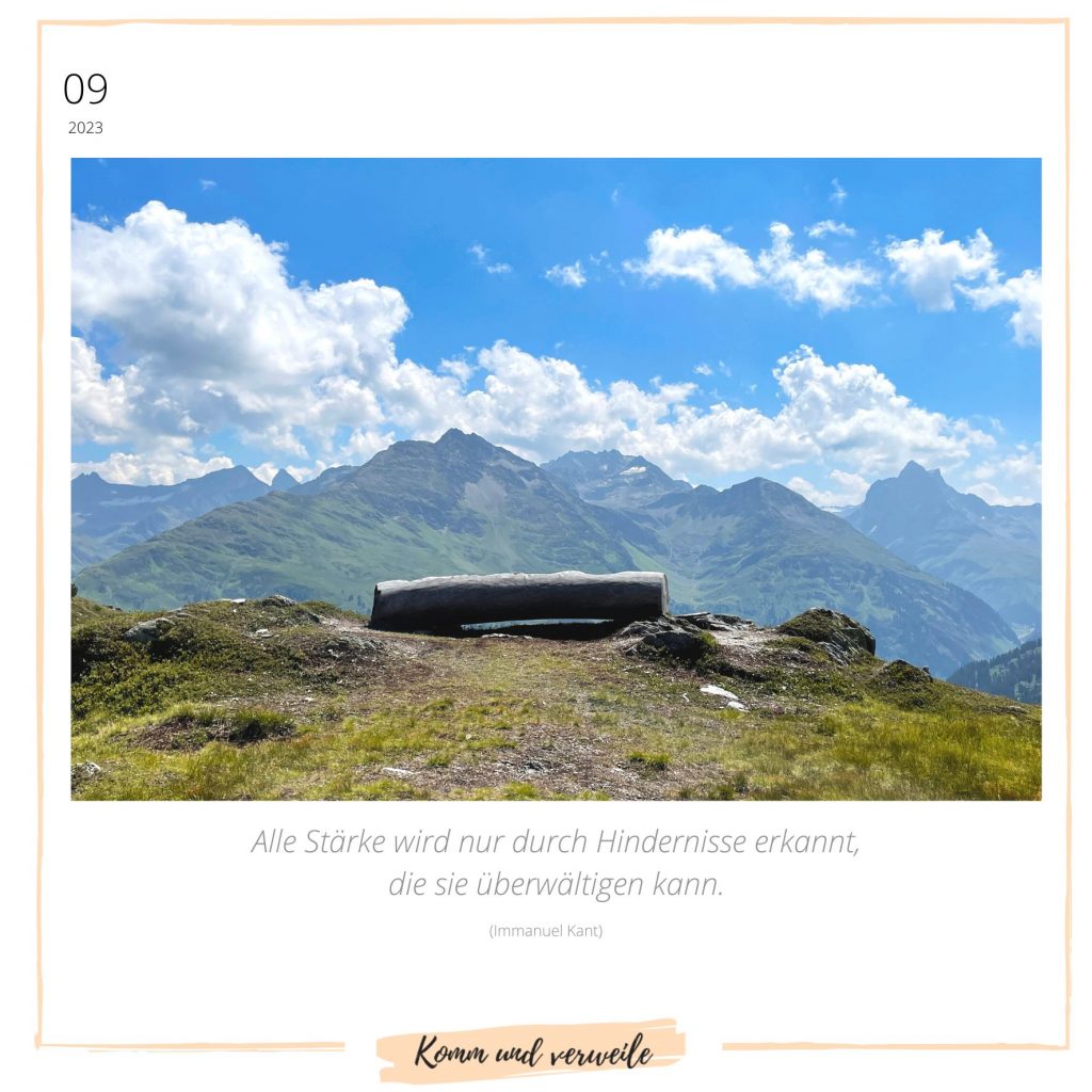 Motive des Komm und verweile Kalenders im September 2023, Bank mit Blick auf die Berge am Galzig, Tirol