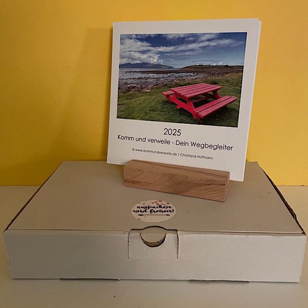 Komm und verweile Tischkalender im Holzaufsteller