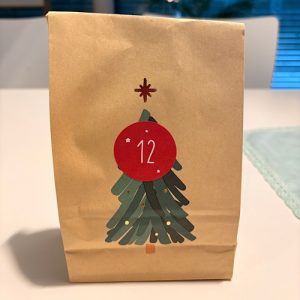 Zwölf kleine Momente, zwölf Türchen voller Alltag, Stille und bewusster Pausen. In diesem „12 von 12“-Beitrag nehme ich dich mit durch meinen Dezembertag – zwischen Matcha, Kerzenlicht, Reflexion, Familie und der leisen Einladung, innezuhalten und die Fülle wahrzunehmen.