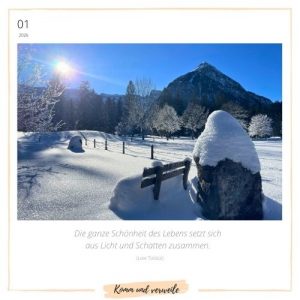 Kalenderbild Januar 2026, Bank im Schnee mit Blick auf die Berge. Blauer Himmel, Sonnenschein