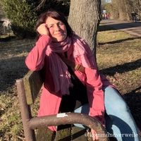 ich sitzende auf einer Bank in der Natur