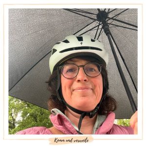 die Autorin unter dem Regenschirm