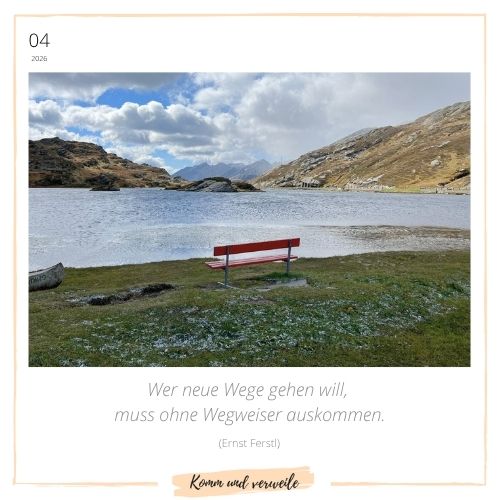 rote Bank mit Blick in die Schweiter Bergwelt und einen Bergsee