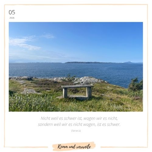 Bank mit Blick auf das Meer in Norwegen