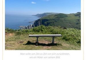 Kalenderblatt mit einer Bank mit einem Blick über die malerische Küste Cornwalls und dem Zitat "Man sollte von Zeit zu Zeit von sich zurücktreten, wie ein Maler von seinem Bild."