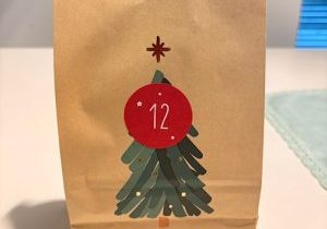 Zwölf kleine Momente, zwölf Türchen voller Alltag, Stille und bewusster Pausen. In diesem „12 von 12“-Beitrag nehme ich dich mit durch meinen Dezembertag – zwischen Matcha, Kerzenlicht, Reflexion, Familie und der leisen Einladung, innezuhalten und die Fülle wahrzunehmen.