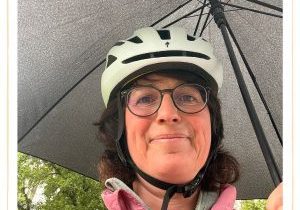 die Autorin unter dem Regenschirm